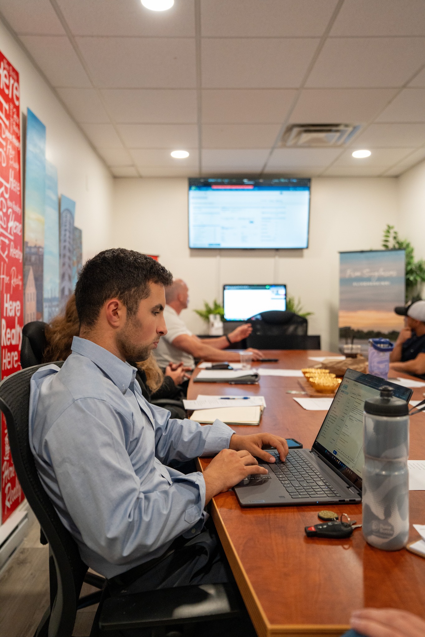 Here Realty agent working with technology
